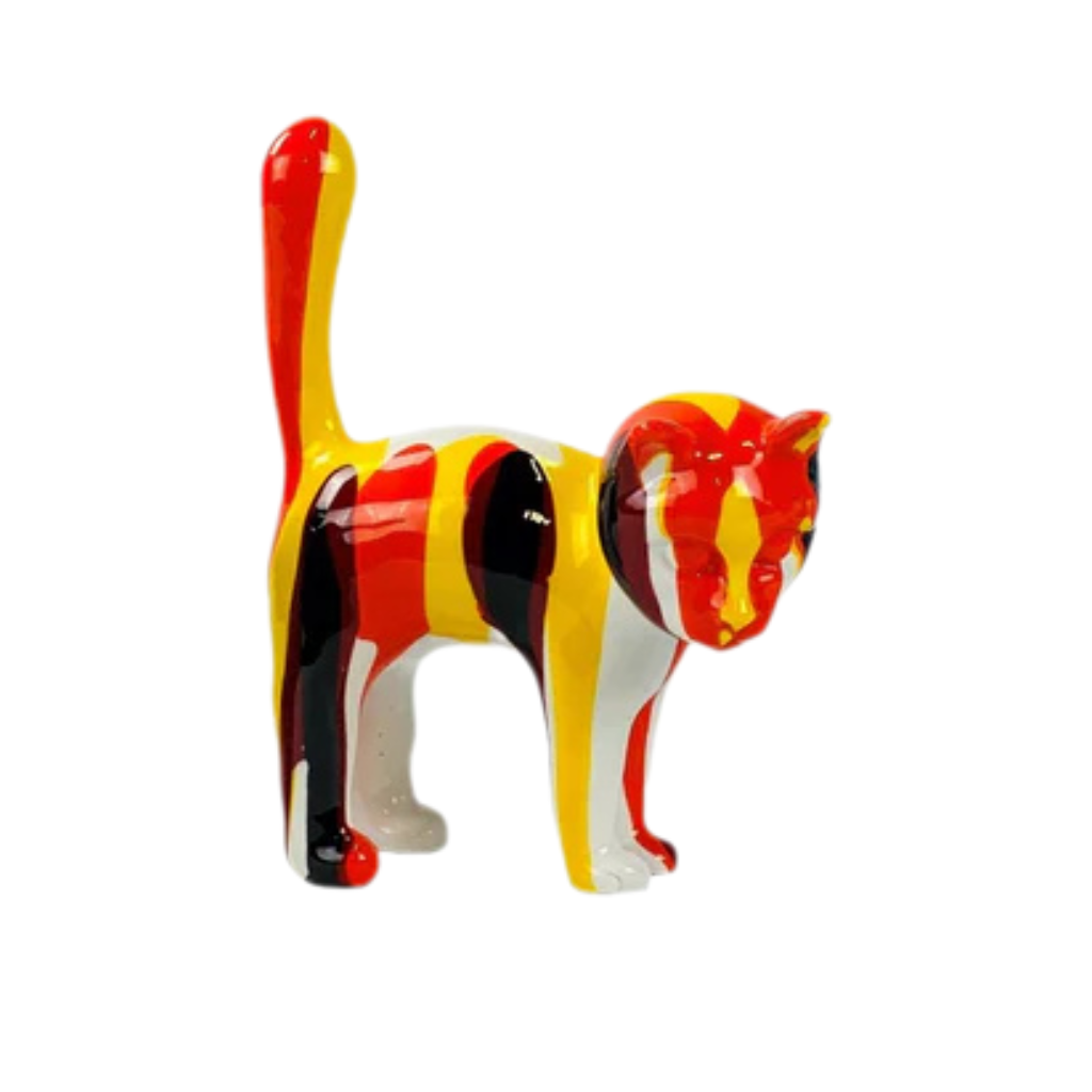 Figurine de chat en céramique à la finition brillante, décorée de rayures rouges, jaunes, noires et blanches, debout, la queue relevée.