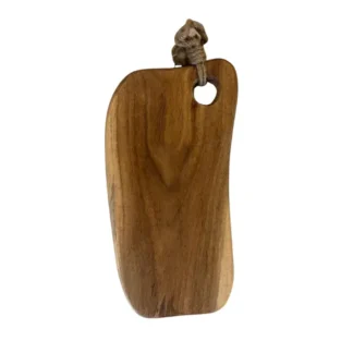 La Planche S -olivier -30x15 cm est une planche à découper en bois de forme naturelle et irrégulière, avec une corde à nœuds passant par un trou dans le coin supérieur pour la suspendre.