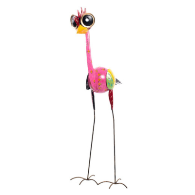L'Emu Funky Up Metal Deco mesure 90 cm, avec un corps rose, de grands yeux ronds, un bec jaune, de longues pattes fines, des ailes colorées et une crête hérissée de pointes pour une touche fantaisiste.