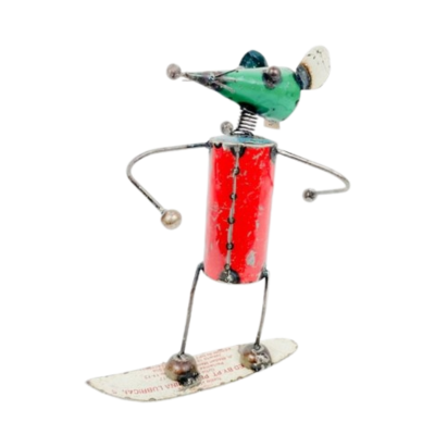 Souris surfeur up1 métal upcycling : une petite sculpture excentrique de souris en métal avec une tête verte, un corps cylindrique rouge, des membres en fil de fer, debout sur une "planche de surf" plate en métal.