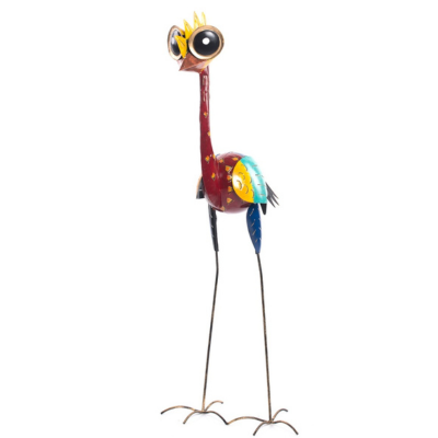 L'Emu funky up metal deco 90cm est une sculpture vivante d'oiseau en métal avec des yeux ronds, un long cou, des pattes maigres et des plumes peintes de couleurs vives en rouge, jaune et bleu.