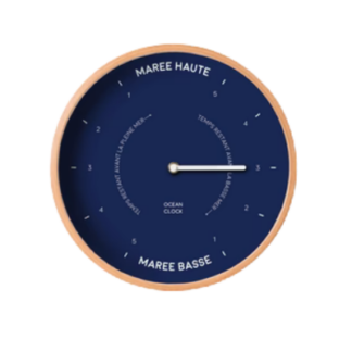 L'Horloge des marées est une horloge ronde avec un cadre en bois, un cadran bleu, des marques blanches pour "Maree Haute" (en haut) et "Maree Basse" (en bas), et une aiguille blanche pointant vers la droite.