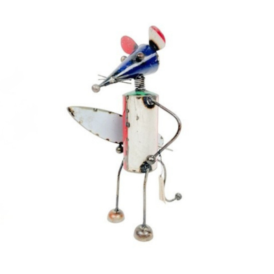 La Souris surfeur up1 métal upcycling est une sculpture de souris fantaisiste fabriquée à partir de métal recyclé, avec des oreilles exagérées, un long nez, un cou à ressort, des membres en fil de fer et des pieds ronds, le tout se détachant sur une toile de fond blanche.