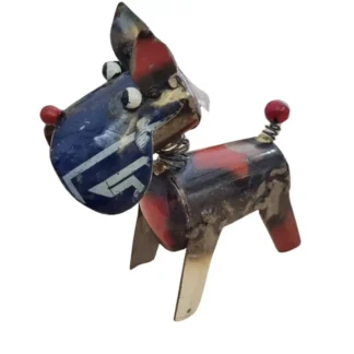 Le Bulldog upcycling en métal (couleur aléatoire) est une petite figurine fabriquée à partir de pièces métalliques peintes et réutilisées, comme des ressorts, avec des accents de couleur uniques, et qui se dresse fièrement sur quatre pattes.