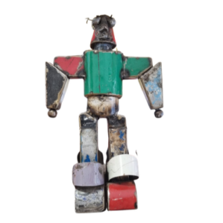 Le « Robot Fire Up2 métal 52 cm – couleurs aléatoires » est une figurine debout inspirée d’un robot, réalisée à partir de pièces métalliques recyclées aux couleurs vives et variées, comprenant notamment un torse vert et une tête rouge et noire, le tout présenté sur un fond blanc.