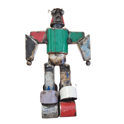 Le « Robot Fire Up2 métal 52 cm – couleurs aléatoires » est une figurine debout inspirée d’un robot, réalisée à partir de pièces métalliques recyclées aux couleurs vives et variées, comprenant notamment un torse vert et une tête rouge et noire, le tout présenté sur un fond blanc.