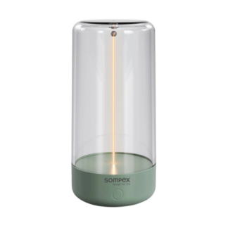 La Lampe LED PULSE est une lampe de table cylindrique moderne avec un corps en verre transparent, un filament vertical fin et un socle vert mat portant la mention "sompex design for life".