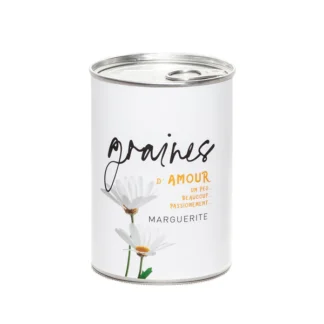 Une boîte métallique cylindrique étiquetée "Kit à semer - D'Amour Blanc" comporte une étiquette blanche avec deux marguerites et la phrase "graines d'amour un peu... beaucoup... passionnément... marguerite" en caractères noirs et jaunes.