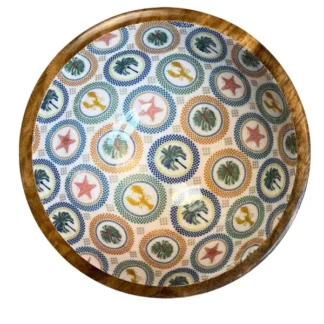 Le Bol en bois de manguier - motif Cercles d'été (diamètre 25 cm) est un bol rond avec un bord en bois et un intérieur orné d'étoiles de mer, de crabes et de coquillages colorés en motifs circulaires.