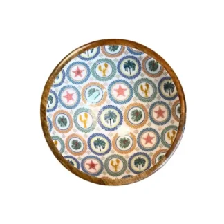 Le Bol en bois de manguier - motif Cercles d'été (18 cm) est un bol rond en bois dont l'intérieur coloré est orné de cercles représentant des homards, des palmiers et des étoiles de mer rouges.