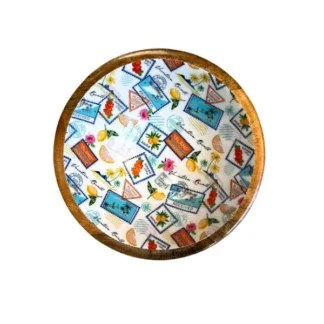 Le Bol manguier 18 cm tropical est un bol rond en bois dont l'intérieur blanc est orné de tampons colorés sur le thème du voyage, de fruits tropicaux et de motifs floraux.