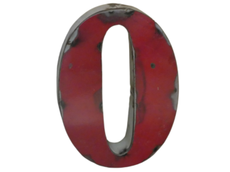Un Chiffre zéro 15cm vintage en métal recyclé, rouge avec des taches noires et blanches et des bords usés, offre un aspect rustique et usé.