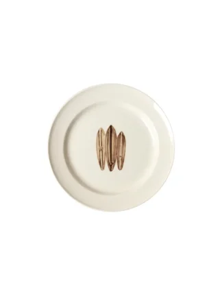 L'Assiette Surf est une assiette ronde blanche dont le centre est orné d'un motif de trois planches de surf brunes dressées.