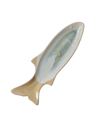 Plat poisson grès, un plat de service en céramique en forme de poisson, présente une queue texturée et un mélange de tons beiges, bleus et verts sur le corps, sur un fond blanc.