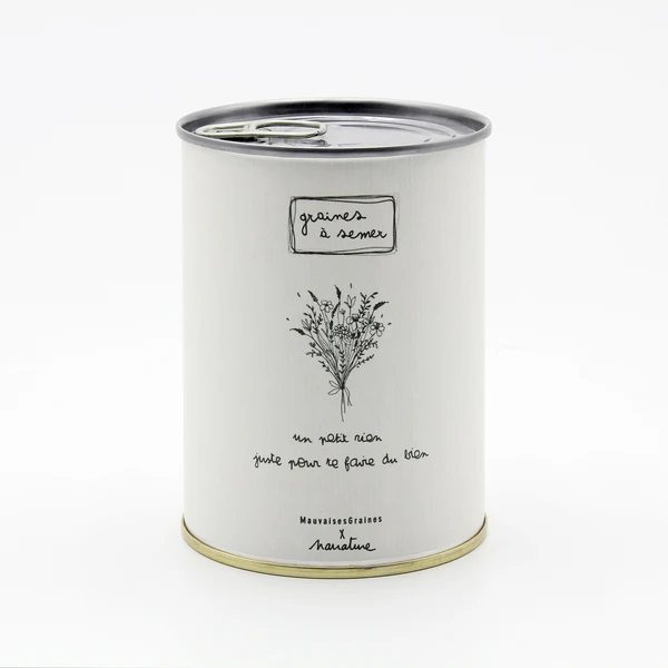 Le Kit à semer - Un petit rien est une boîte cylindrique blanche avec un couvercle argenté, décorée d'illustrations minimalistes de fleurs noires et d'un texte en français : graines à semer" et "un petit rien, juste pour se faire du bien".