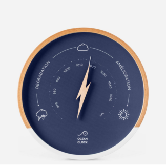 Le Baromètre mural présente une face ronde et bleue avec un bord en bois, mesurant la pression atmosphérique de 970 à 1050 hPa. Des icônes météorologiques représentant des conditions orageuses, nuageuses et ensoleillées sont affichées, avec une aiguille en forme d'éclair indiquant la pression.