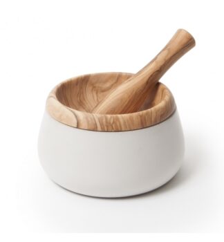 Le Mortier en bois d'olivier et béton se compose d'une base en béton blanc avec un bord et un pilon en bois d'olivier lisse, présentés sur un fond blanc.