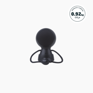 Un haut-parleur portable Enceinte Mr Bio noir et rond, muni d'une lanière, repose sur un fond blanc. Une étiquette circulaire dans le coin supérieur droit affiche son empreinte carbone : "0,92 kg CO₂e".