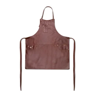 Le Tablier cuir 5 poches est un tablier en cuir marron avec des bretelles au cou et à la taille, cinq poches sur le devant et des rivets en métal. Le tablier est présenté à plat sur un fond blanc.
