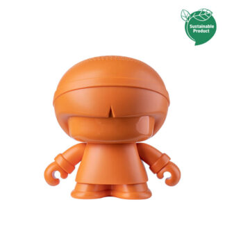 L'Enceinte XBOY-R connectée est une figurine orange, stylisée, à tête ronde, avec de grands bras et sans traits faciaux, qui se tient debout. Une feuille verte "Produit durable" apparaît dans le coin supérieur droit.