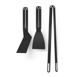 Le Set barbecue 3 pièces inox comprend trois ustensiles élégants en acier inoxydable noir - une spatule coudée, une palette plate et une pince - tous dotés d'un long manche et de trous de suspension ovales, présentés à la verticale.