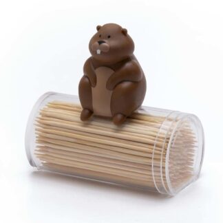 Le Distributeur cure-dents Woody est un récipient en plastique transparent contenant des cure-dents et une petite figurine de castor marron posée sur son couvercle.