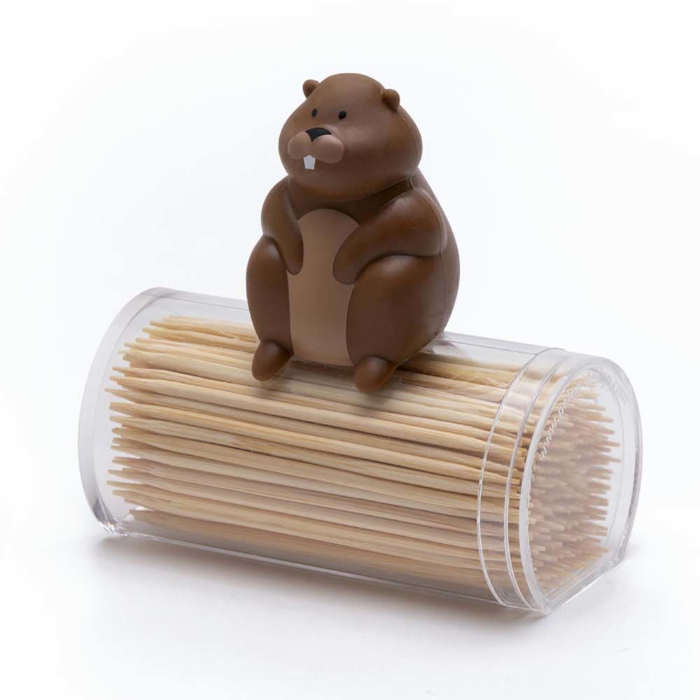Le Distributeur cure-dents Woody est un récipient en plastique transparent contenant des cure-dents et une petite figurine de castor marron posée sur son couvercle.
