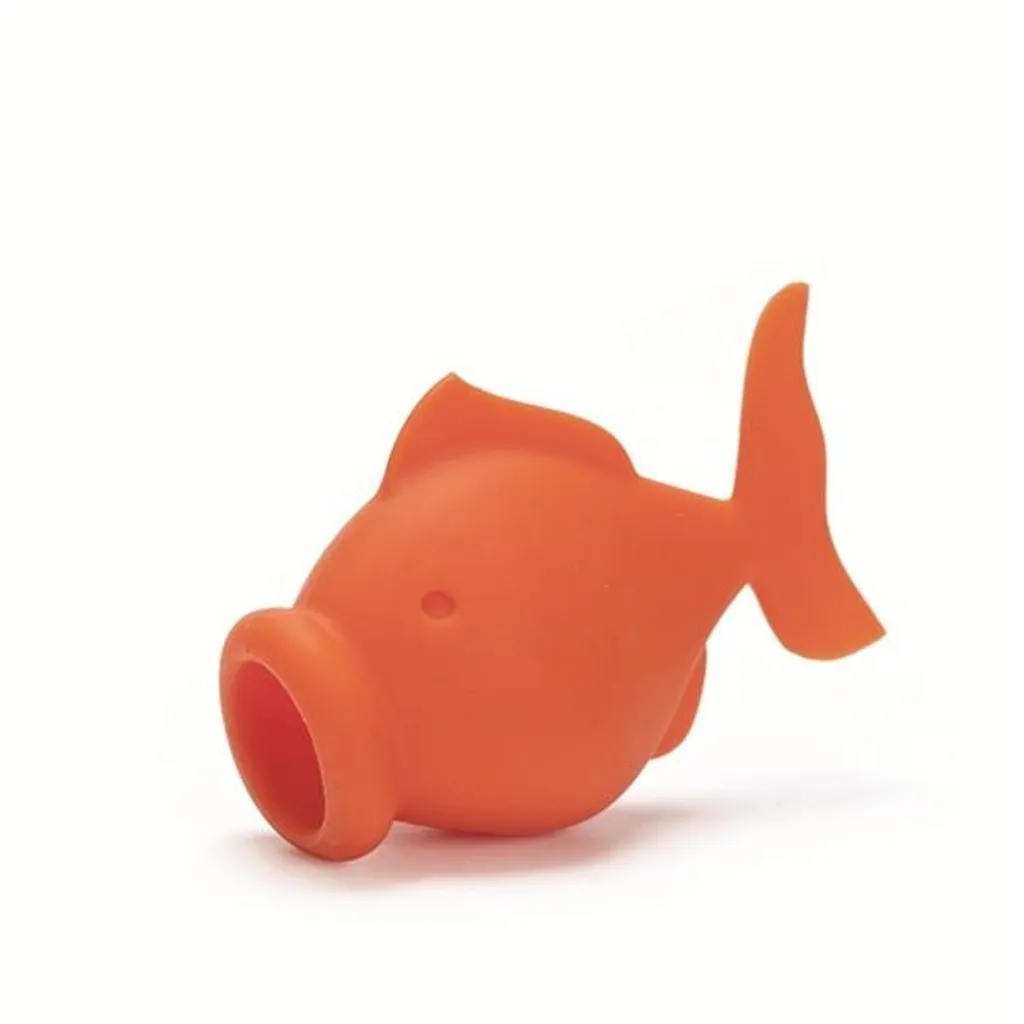 Objet en silicone de couleur orange, en forme de poisson, avec une grande bouche ouverte, de petites nageoires et une queue, sur un fond blanc uni.