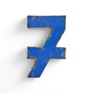 Un "Chiffre 7 déco métal 22 cm" en métal recyclé, peint en bleu avec des rayures et des bords usés, est présenté sur un fond blanc.