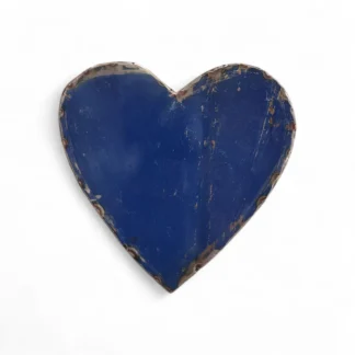 Un "Cœur déco métal recyclé" rustique avec une peinture bleue, des bords ébréchés et une usure visible est placé sur un fond blanc uni.