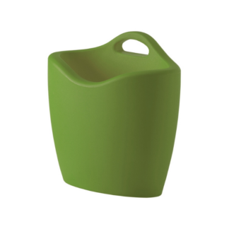 Récipient en plastique vert, rectangulaire, avec une poignée arrondie et un couvercle ouvert, conçu pour le stockage ou l'organisation.