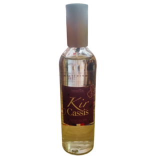 Un flacon en verre transparent avec un liquide or clair étiqueté "Parfum d'ambiance Kir Cassis", doté d'une étiquette violet foncé et d'un bouchon métallique, sur fond blanc.