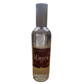 Un flacon en verre transparent étiqueté "Parfum d'ambiance Kir Cassis", présentant des images de cerises sur un fond sombre, avec un bouchon argenté et contenant un liquide transparent.