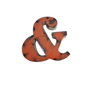 La "Lettre & déco métal recyclé 15cm" présente un symbole d'esperluette rouge avec des taches noires et une finition usée pour un aspect vintage, sur un fond blanc.