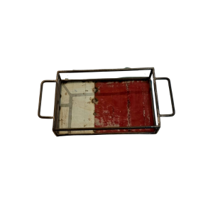 Le Plateau métal recyclé 30 x 20 cm est muni de poignées des deux côtés et présente un aspect rustique et vieilli avec des parties rouges et blanches, une surface usée, des rayures visibles et des signes d'utilisation.