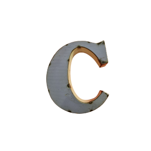 Une grande lettre majuscule en 3D avec une finition blanc cassé et des bords rustiques. Idéale pour être associée à la Lettre A déco métal recyclé 15cm afin de créer une présentation d'inspiration industrielle.