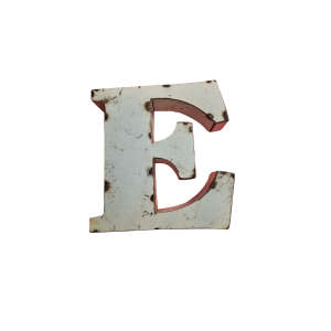 Un "E" majuscule en 3D avec une face blanche usée, des taches sombres et un bord latéral rouge - rappelant le style de la Lettre A déco métal recyclé 15cm - se détache sur un fond blanc uni.