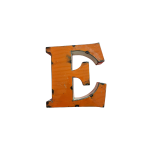 Une lettre majuscule "E" en 3D, peinte en orange avec des taches noires et de légères éraflures, ressemble à la Lettre A déco métal recyclé 15cm et est présentée sur un fond blanc uni.