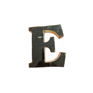 Lettre "E" majuscule noire en métal recyclé légèrement rugueux et irrégulier - similaire à la Lettre A déco métal recyclé 15cm - sur fond blanc.