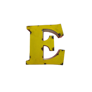 Une lettre majuscule "E" en métal peint en jaune, légèrement abîmé, avec des taches noires, fait le charme vintage de la Lettre A déco métal recyclé 15cm, isolée sur fond blanc.