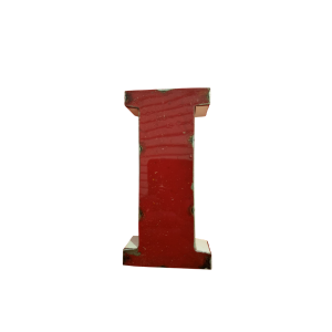 La Lettre A déco métal recyclé 15cm présente une lettre "A" métallique rouge audacieuse, avec des boulons visibles et une finition légèrement altérée, qui se dresse sur un fond blanc, capturant le charme industriel.