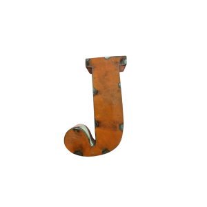 Lettre "J" en métal orange et rouillé, avec des boulons et des taches d'usure, rappelant le style vintage de la Lettre A déco métal recyclé 15cm, isolée sur fond blanc.