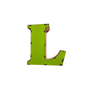 Une grande lettre majuscule "L" en vert vif avec des bords sombres et usés par le temps sur un fond blanc, évoquant l'aspect rustique de la Lettre A déco métal recyclé 15cm.