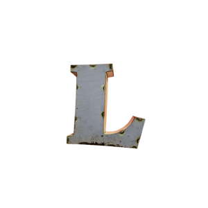 Grande lettre majuscule "L" à l'aspect rouillé et à la peinture écaillée, dans le style de la Lettre A déco métal recyclé 15cm, isolée sur fond blanc.