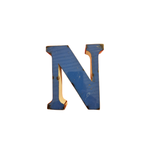 Un "N" majuscule de 15 cm de la collection Lettre N déco métal recyclé, en métal peint en bleu avec des taches usées et ébréchées révélant des matériaux recyclés, est photographié sur un fond blanc uni.
