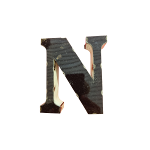 La Lettre N déco métal recyclé 15cm, présentée sur un fond blanc, évoque une grande lettre majuscule "N" en métal sombre, usé par le temps et aux bords clairs.