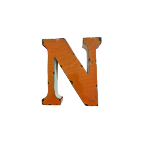 La Lettre N déco métal recyclé 15cm présente un "N" orange à empattement avec des bords usés et des rayures, créant un aspect vintage qui se détache sur le fond blanc net.