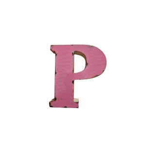 Une lettre "P" en bois rose avec de petites éraflures noires et une finition vieillie se tient debout sur un fond blanc, idéale pour être associée à des accents décoratifs comme la Lettre A déco métal recyclé 15cm.