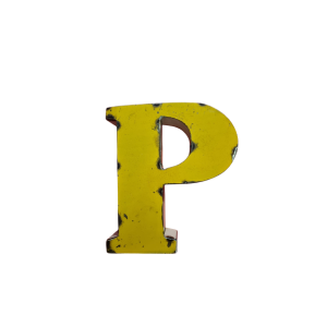 Une lettre "P" jaune, majuscule, avec des taches noires et un aspect usé, inspirée du style Lettre A déco métal recyclé de 15 cm, est affichée sur un fond blanc.