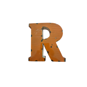 La lettre "R" orange imprimée guépard se détache sur un fond blanc. Elle est idéale pour être associée à la Lettre A déco métal recyclé 15 cm afin de créer des décors audacieux et créatifs.
